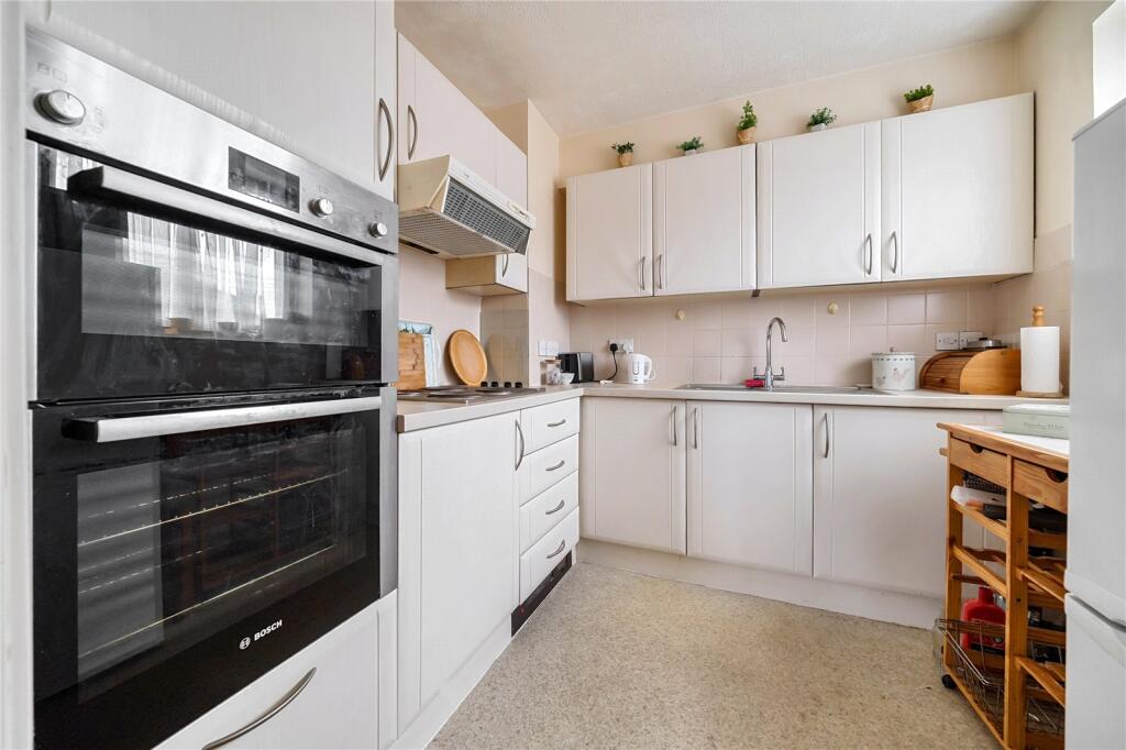 Hartford Court, Hartley Wintney, Hook, Hampshire, RG27 photo 3