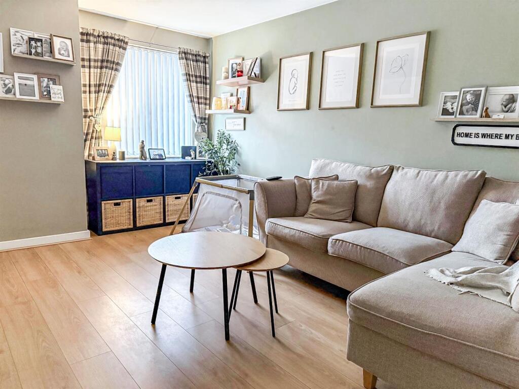 Flockton Gardens, Coventry  * IMMACULATE THROUGHOUT * photo 3