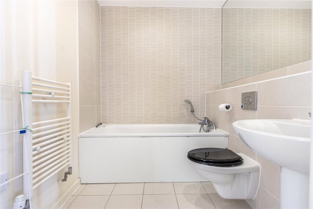 Apartment in London, Ridgemont, West Finchley - View 5