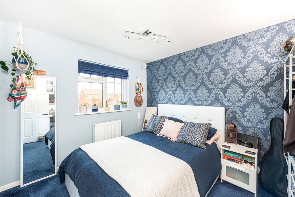 Thame Road, Haddenham, Aylesbury, Buckinghamshire, HP17 photo 4