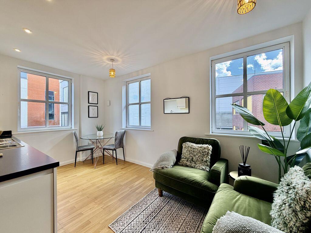 1-bed flat on Town Centre Double Aspect Apartment  - NO Chain, £155,000