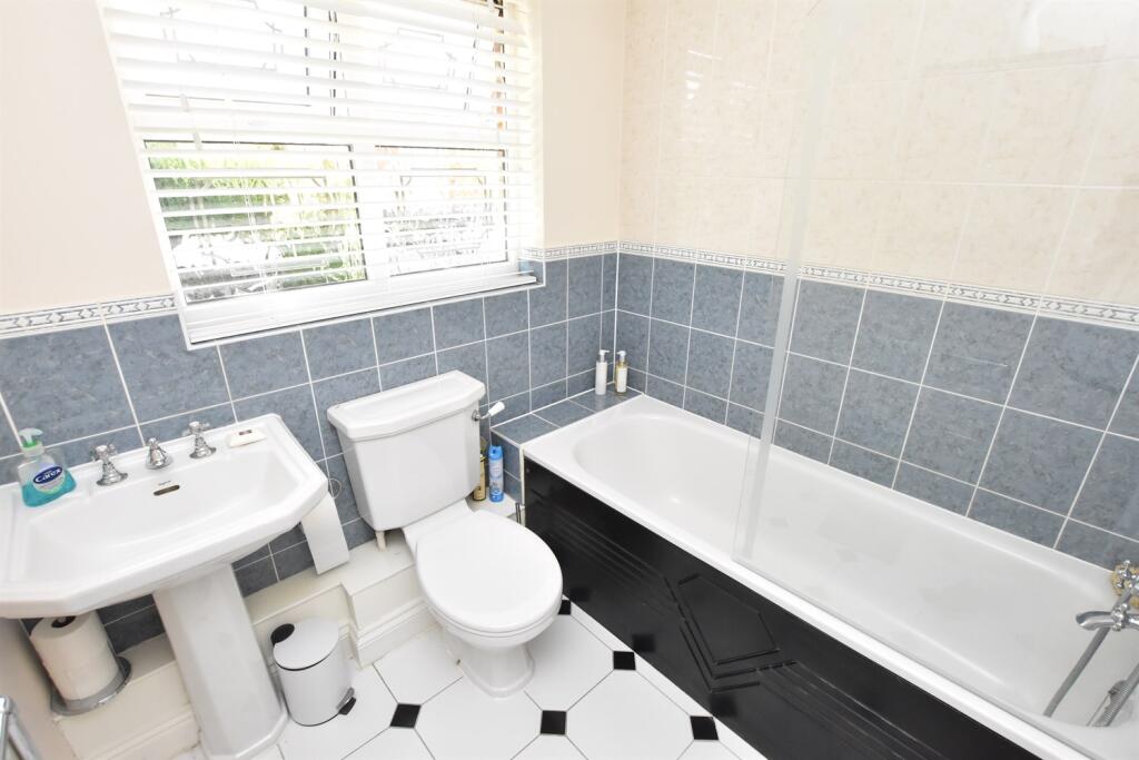 House in Woking, Knaphill - View 5