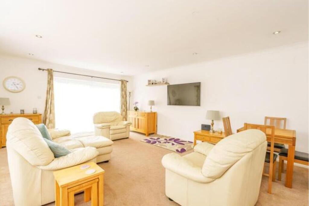 Whitelands, Felpham, Bognor Regis, PO22 photo 4