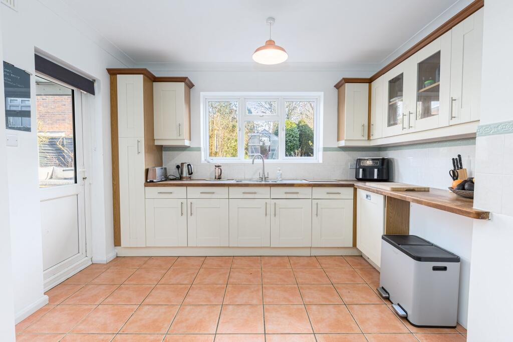 Medway, Turners Hill, RH10 photo 2