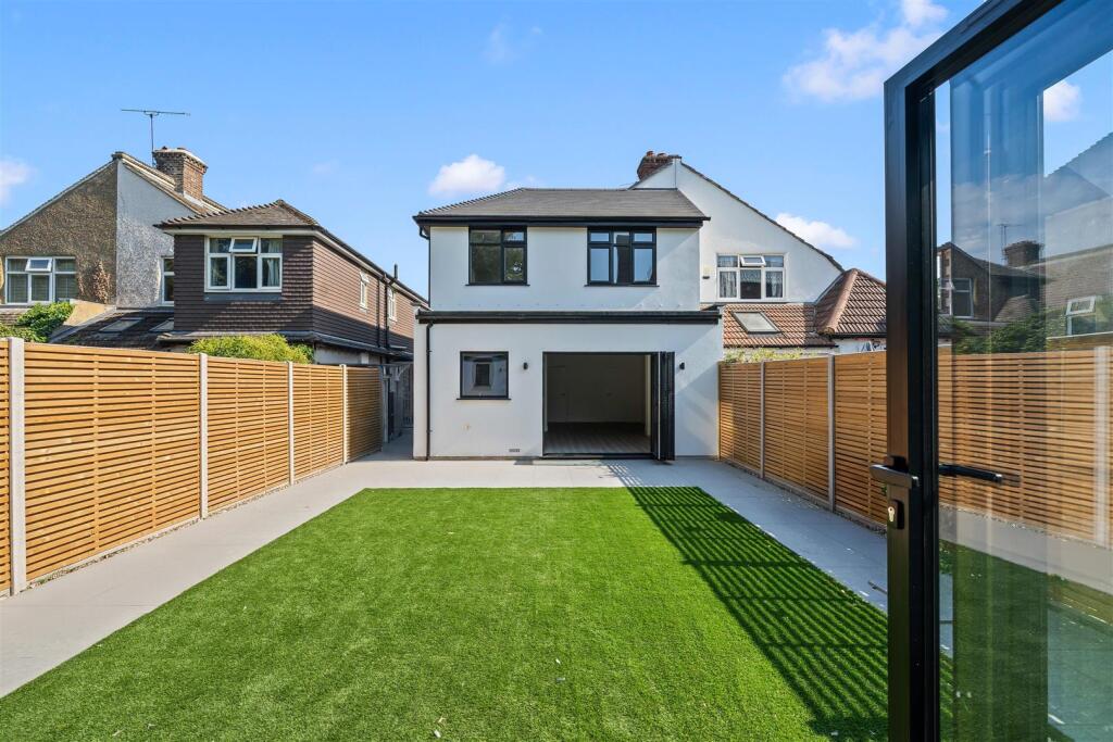 House in London, Worcester Park - View 4