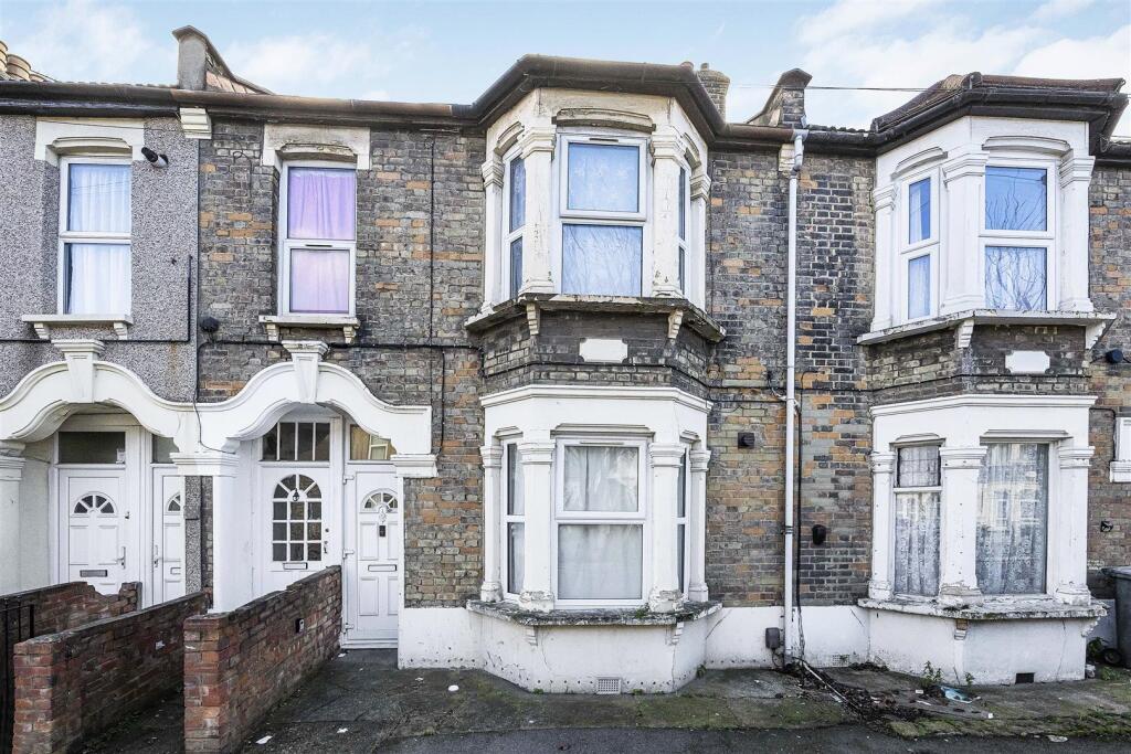 2-bed flat on Ling Road, Canning Town, London, £260,000