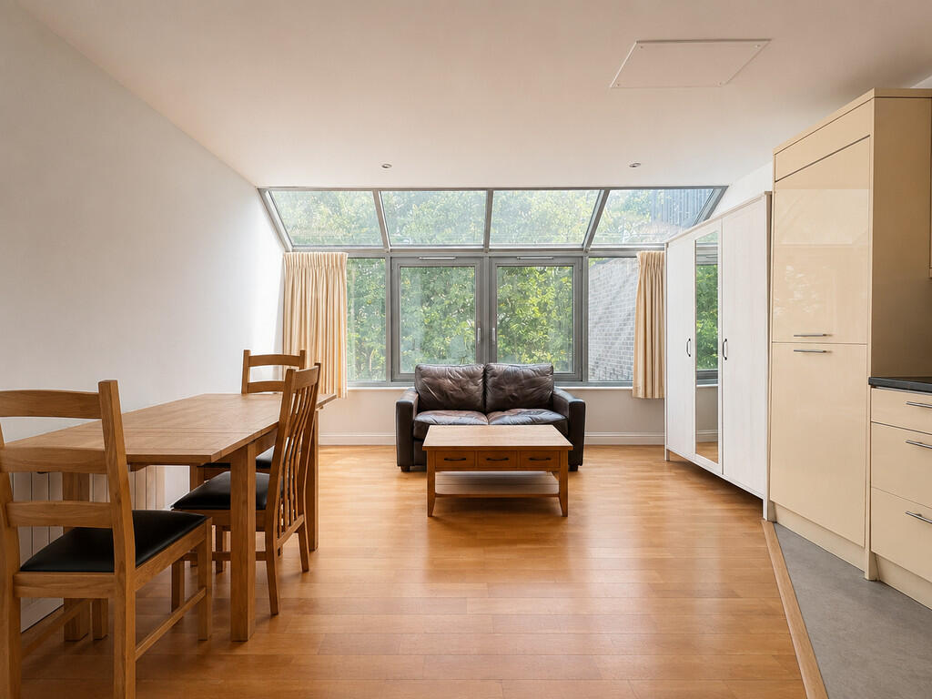 Apartment in Cambridge, Petersfield - View 4