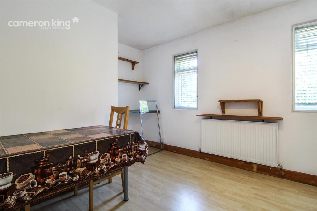Vicarage Way, Colnbrook photo 4