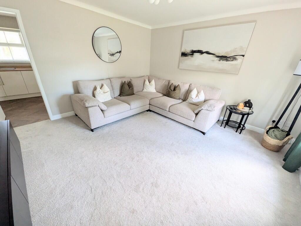 Broadlands, Bramley photo 4