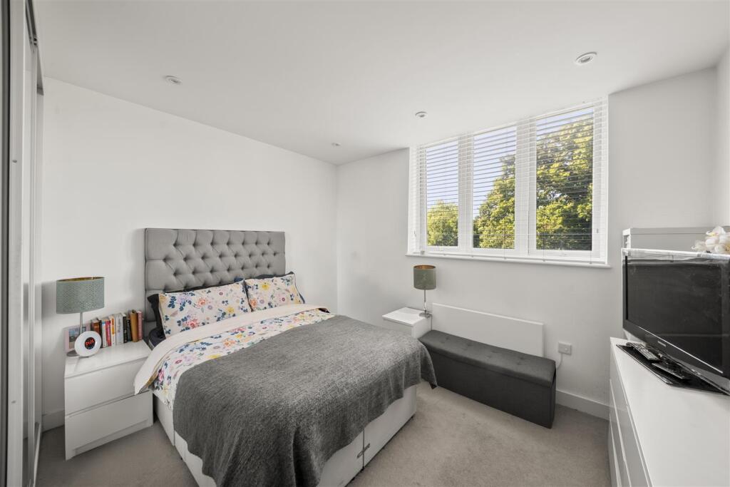 Apartment in Southall - View 4