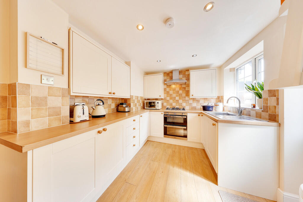 House in London, Broom Hill, Goddington - View 2