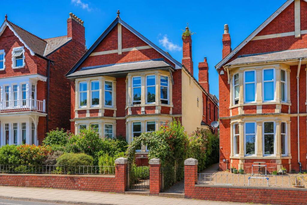 Main image of property: The Parade, Barry