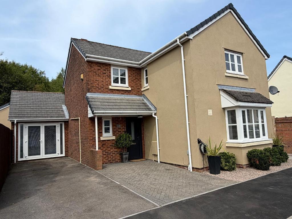 Main image of property: Lakeside Close, Nantyglo, Ebbw Vale, Blaenau Gwent, NP23 4EG