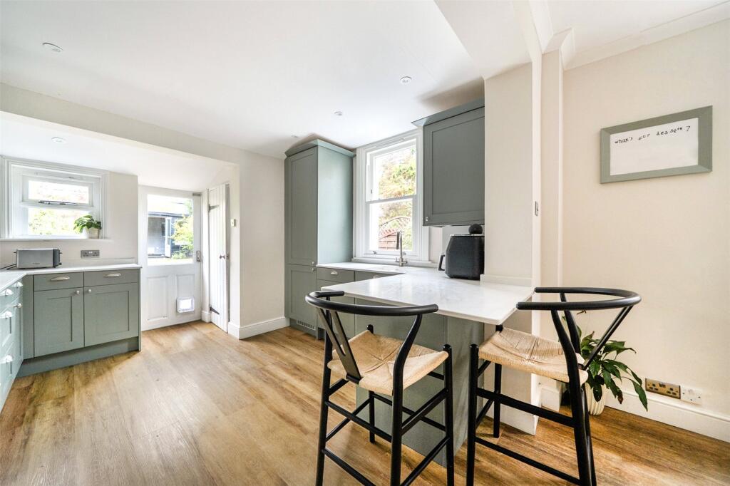 House in London, Royal Borough of Kingston upon Thames - View 5