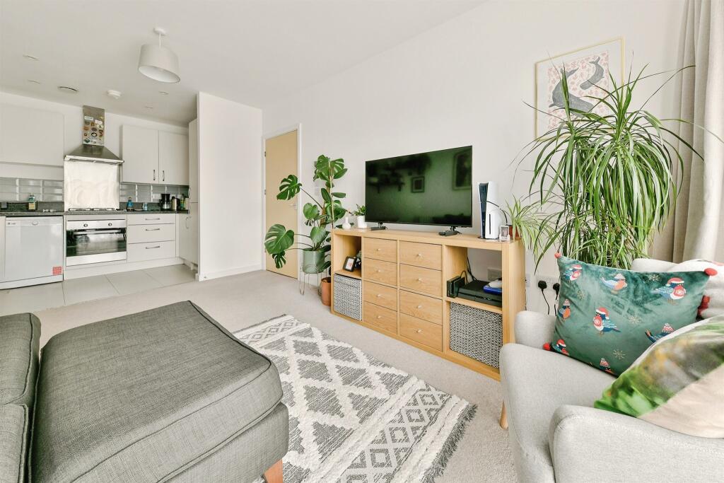 Apartment in North Hertfordshire, Hertfordshire - View 3