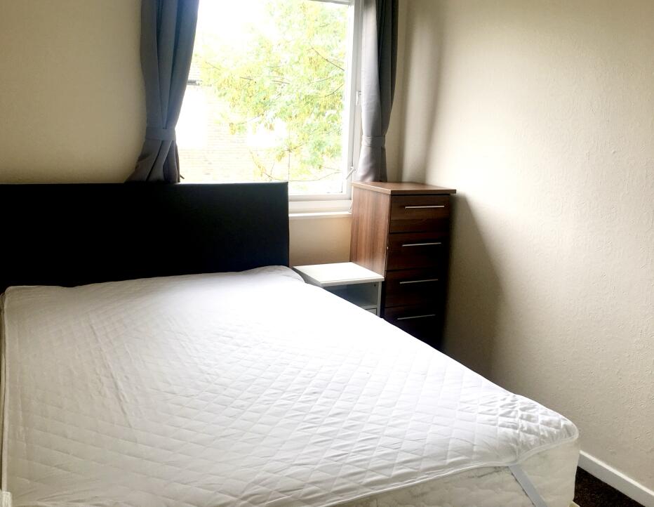 Burke Close, London, SW15 photo 5