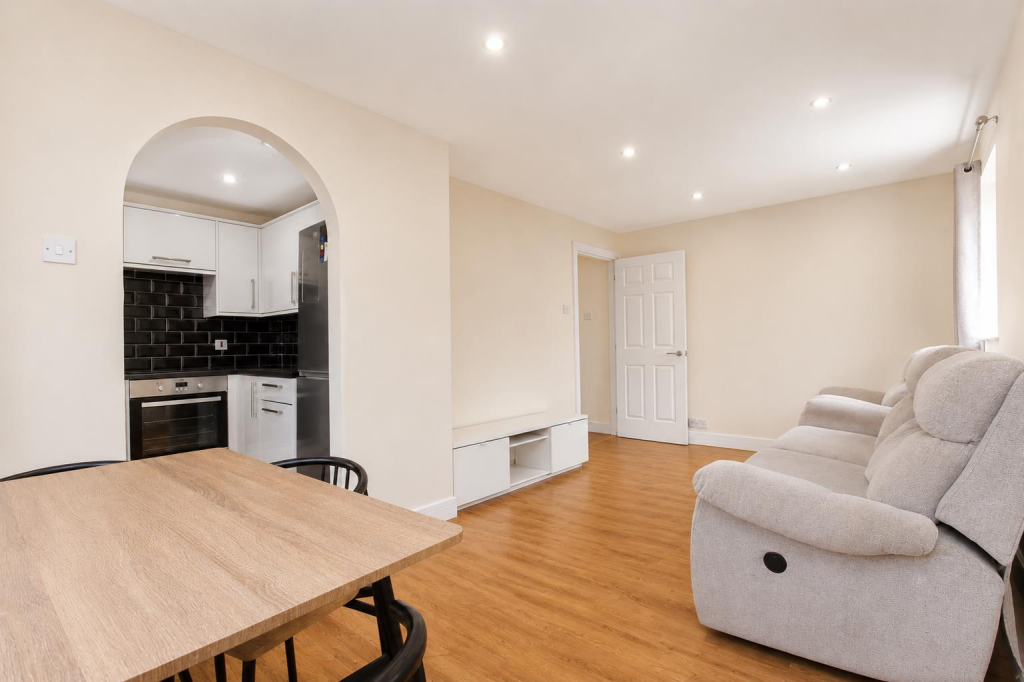 Apartment in Watford - View 3
