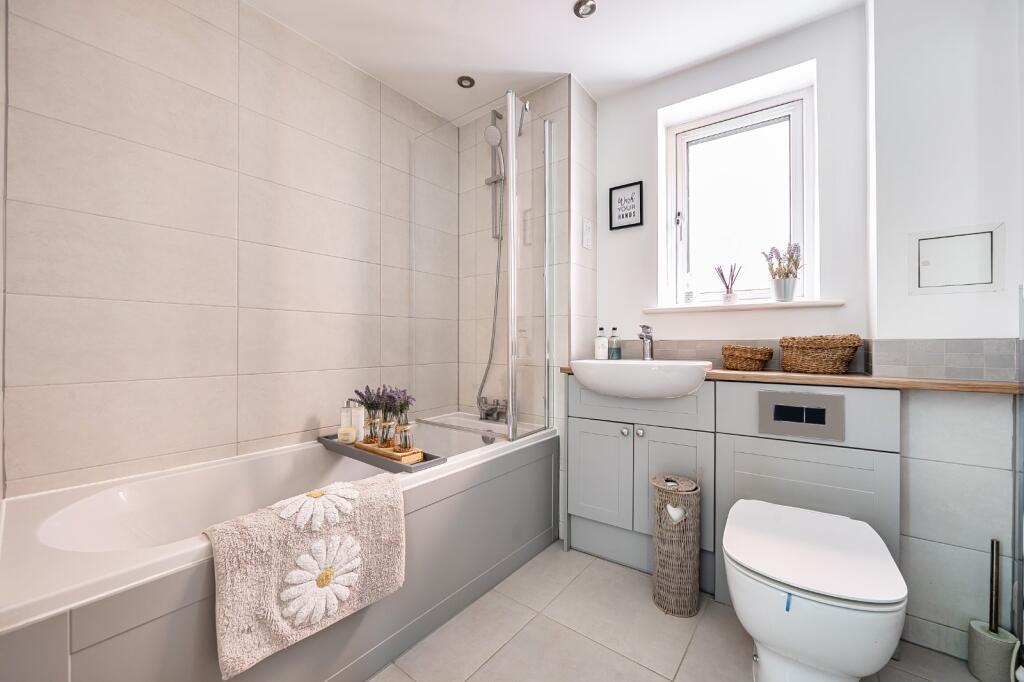 House in Waverley, Hale, Farnham - More