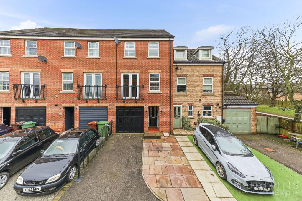 4-bed house on Barncroft Close, Ackworth, WF7, £260,000