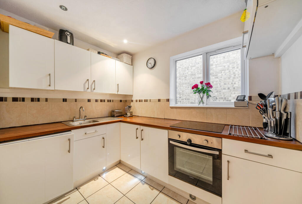 Apartment in Croydon - View 3