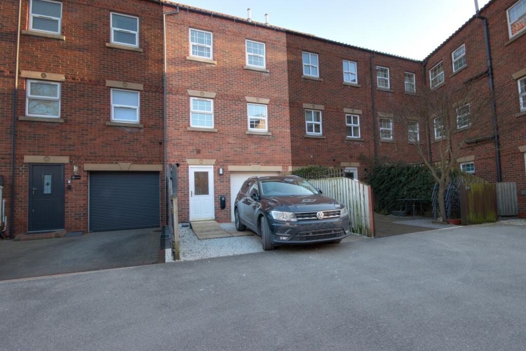 House in Hull - View 2