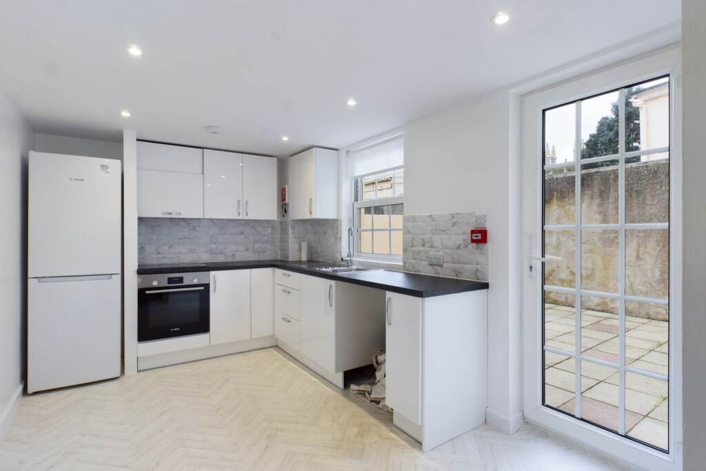 Apartment in London, Morden - View 2