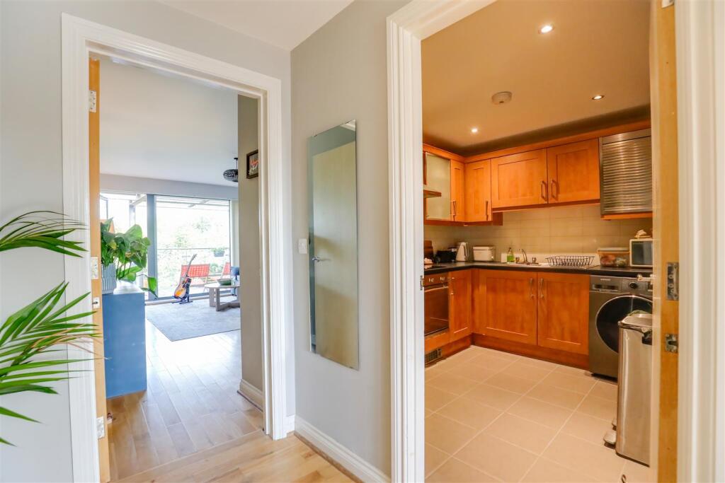 Apartment in Cardiff, Coryton, Whitchurch - View 5