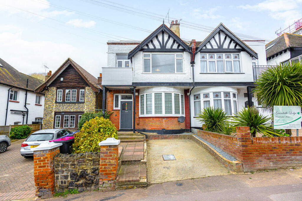 3-bed flat on Grand Drive, Leigh-on-Sea, SS9, £375,000