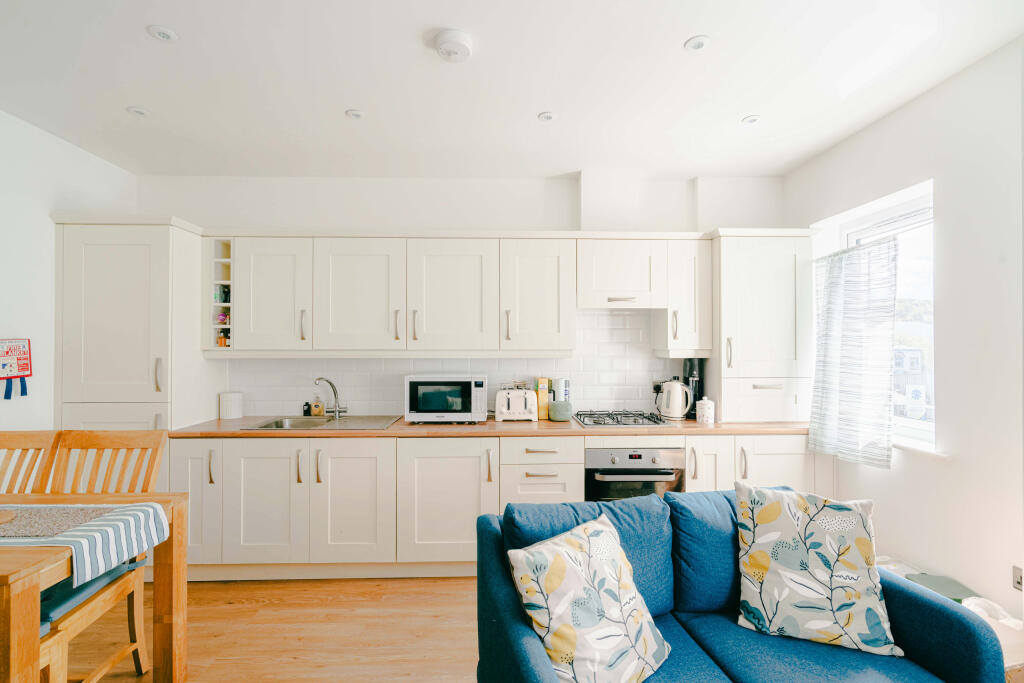 Midland Way, Thornbury, Bristol photo 3