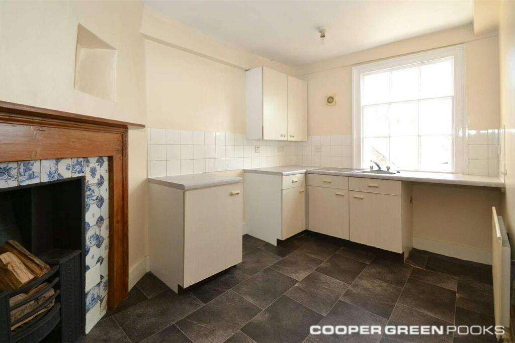 Flat 2, 27 Wyle Cop - 2.jpg