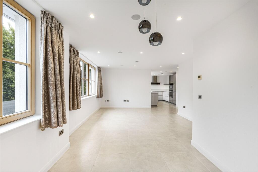 Totteridge Lane, London, N20 photo 2