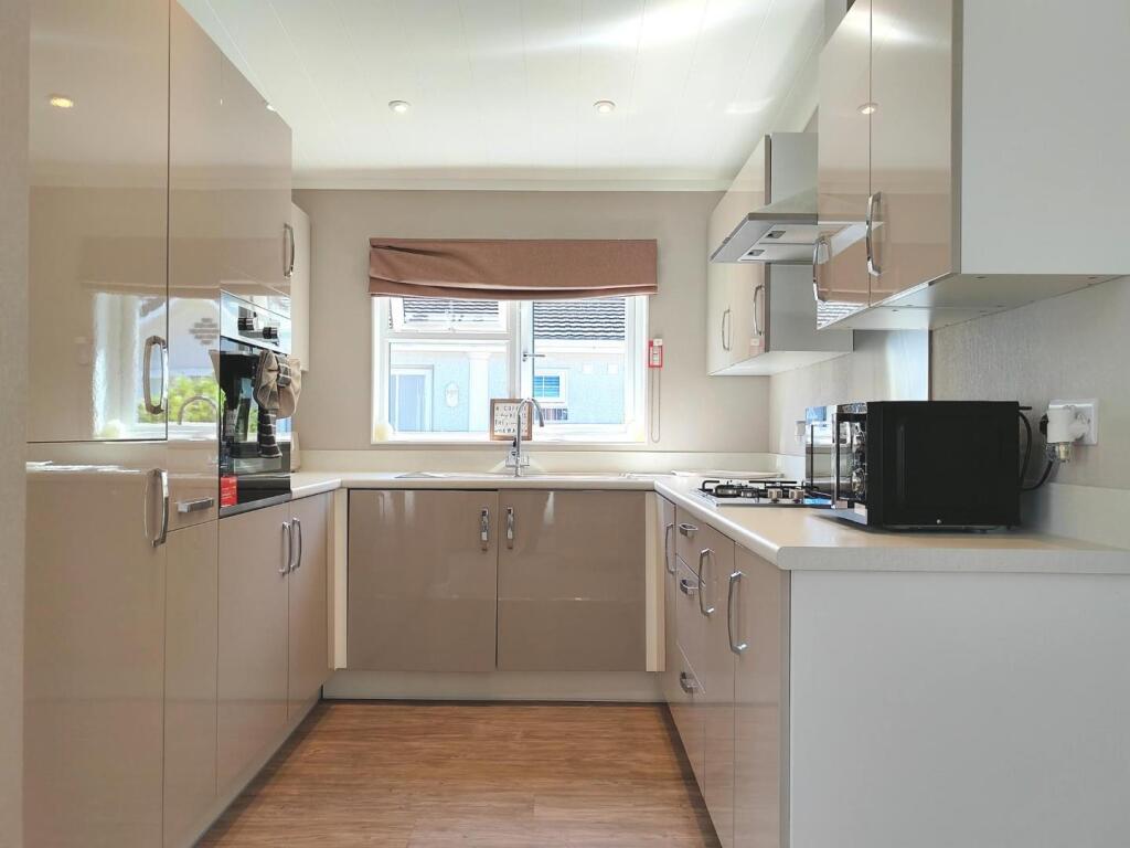 House in Newell Green, Warfield - More