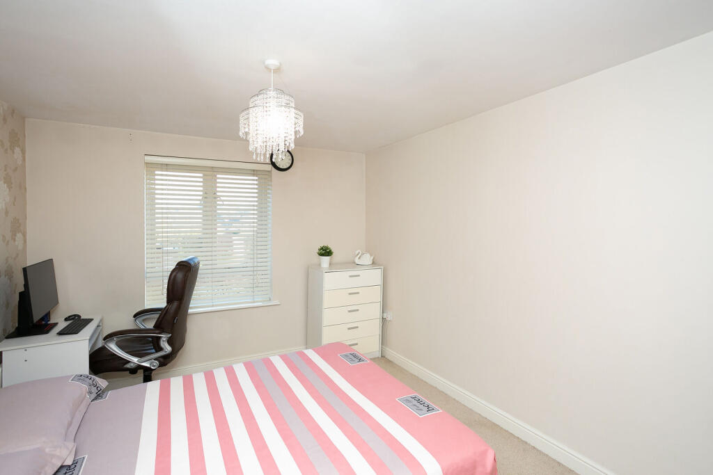 Apartment in Three Rivers, Abbots Langley - More