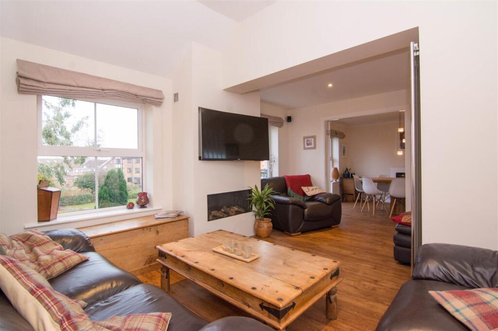 Keelham Drive, Leeds, West Yorkshire, LS19 photo 4