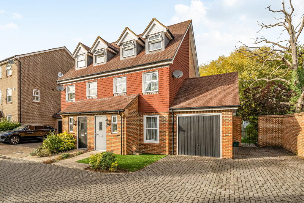 3-bed terraced on Chilworth Way, Sherfield-on-Loddon, RG27 0FD, £425,000