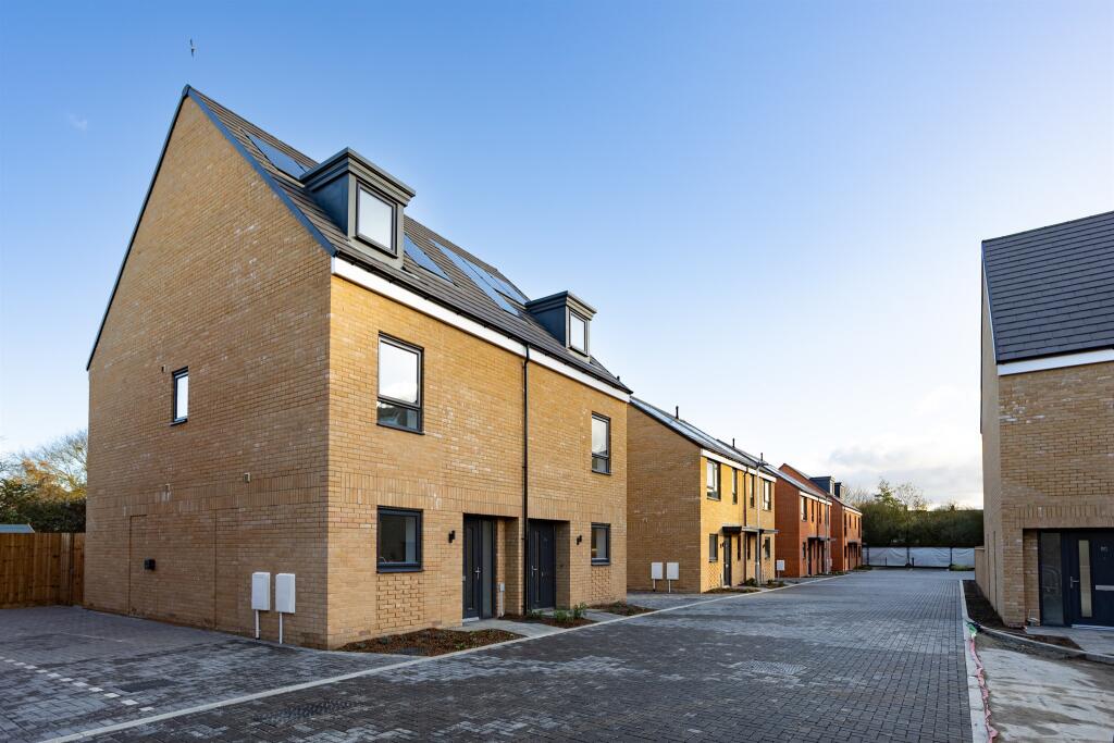 Main image of property: Ghyllgrove Close, Basildon