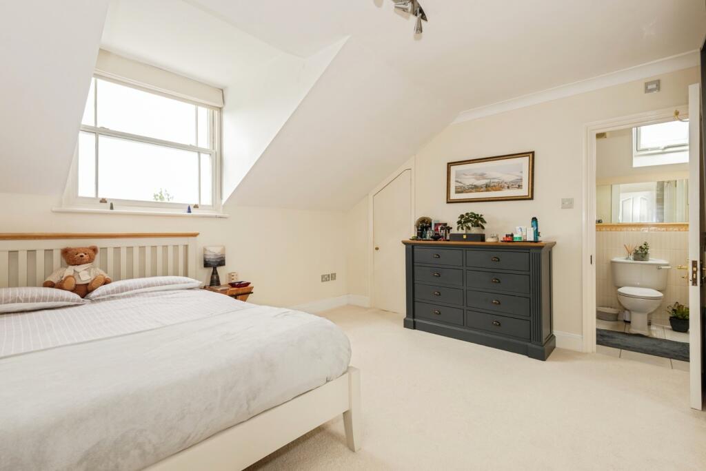 Apartment in Reigate and Banstead, Earlswood - More