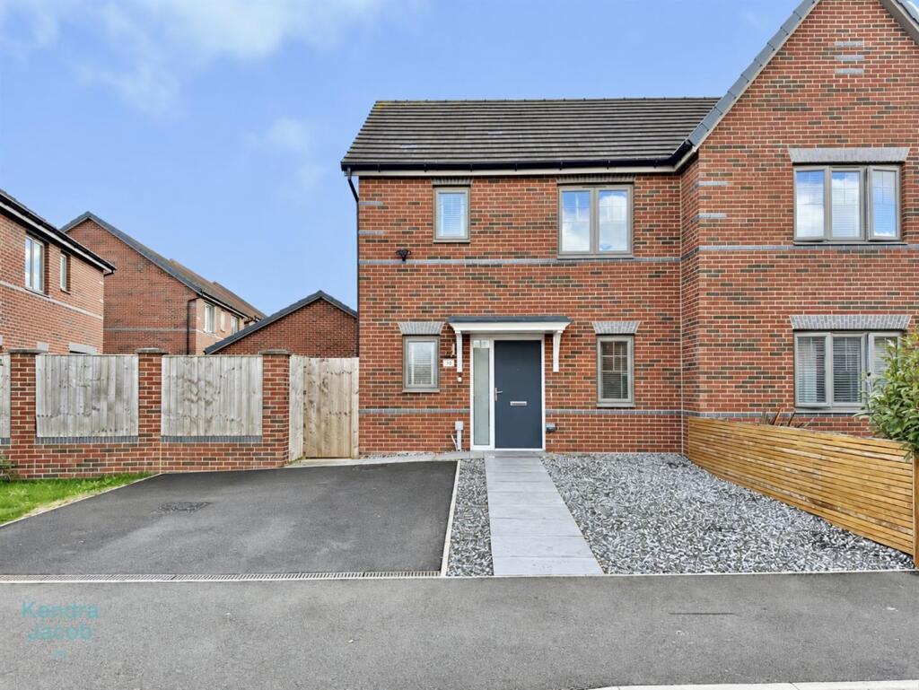3-bed house on Bluebell Close, Carlton-In-Lindrick, Worksop, £235,000