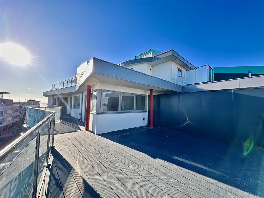 Apartment in Southend-on-Sea - View 3