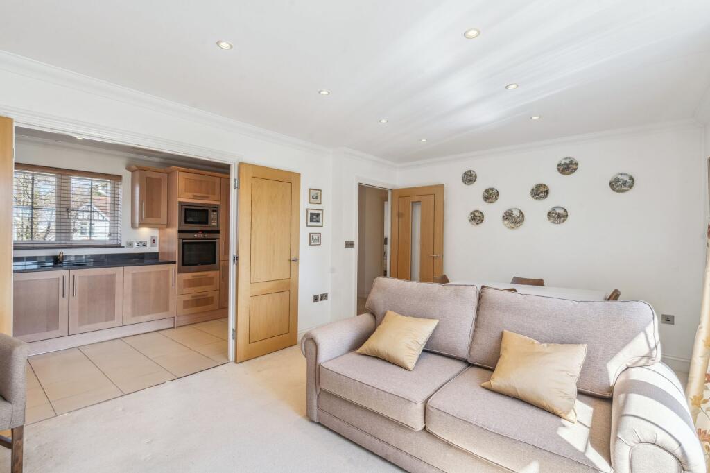 Apartment in Knotty Green, Beaconsfield New Town, Beaconsfield - More