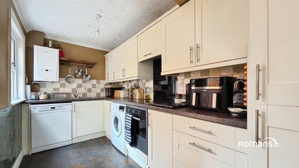 Flaxfield Road, Basingstoke, Hampshire photo 3