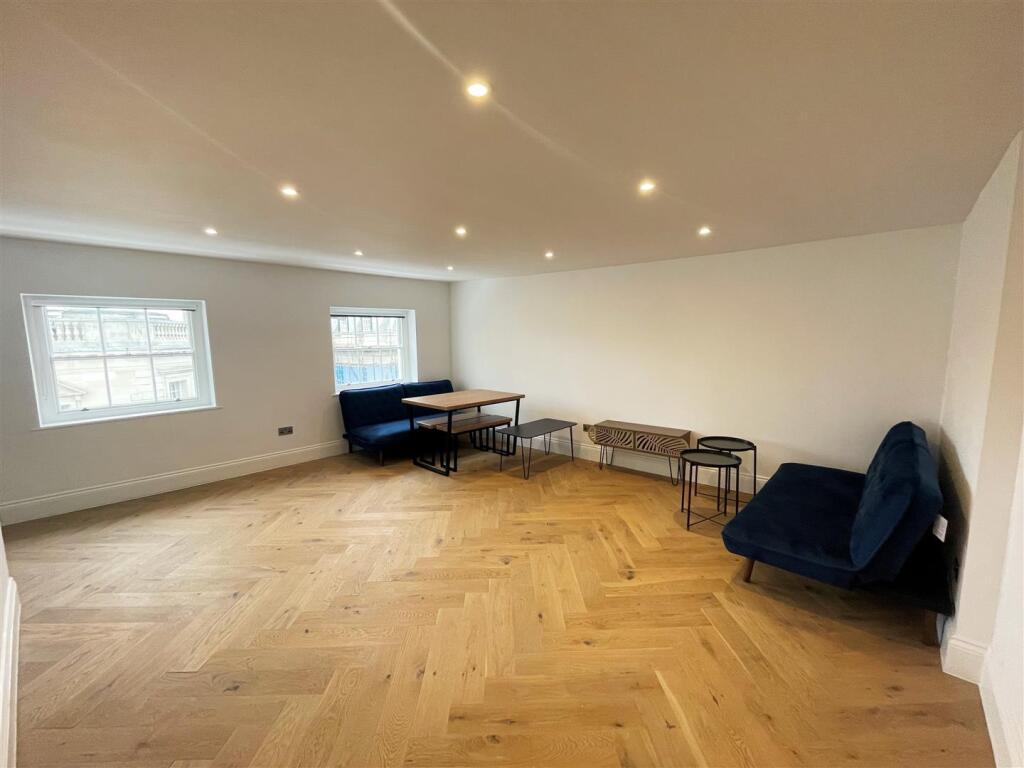 Main image of property: 10, 7 Clarence Yard, North Street