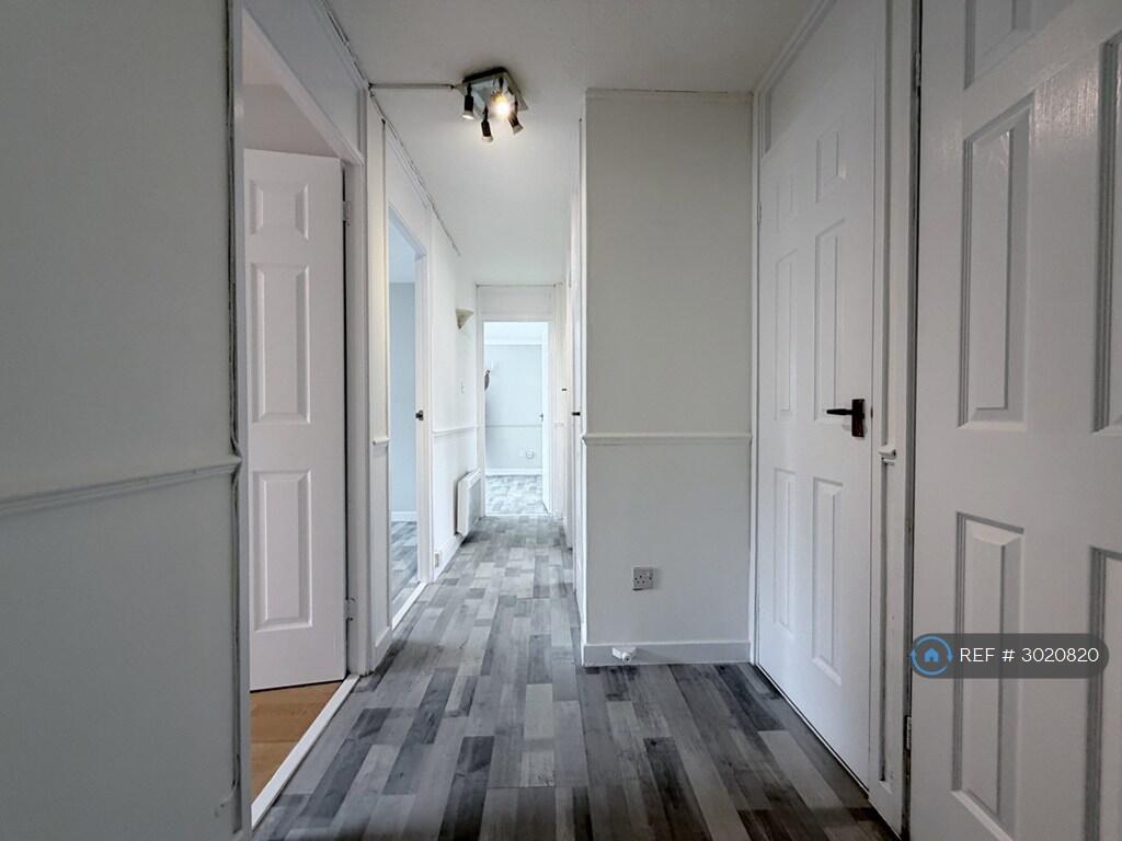 Apartment in Glasgow, Gilshochill, Summerston - View 2