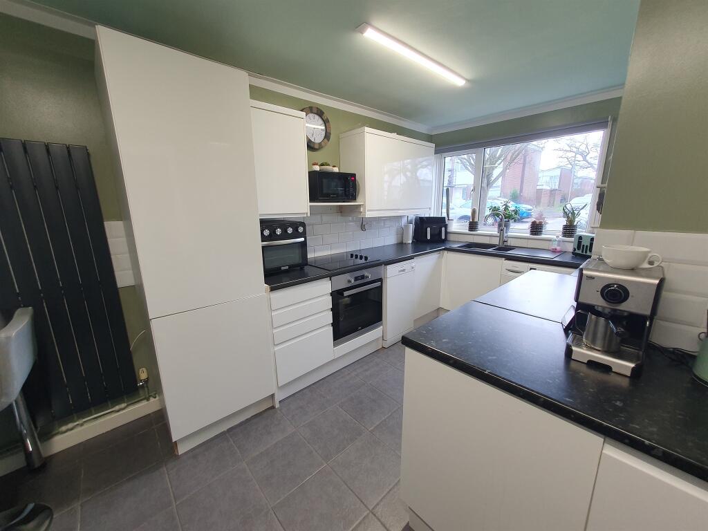 Dolphin Crescent, Gosport photo 3