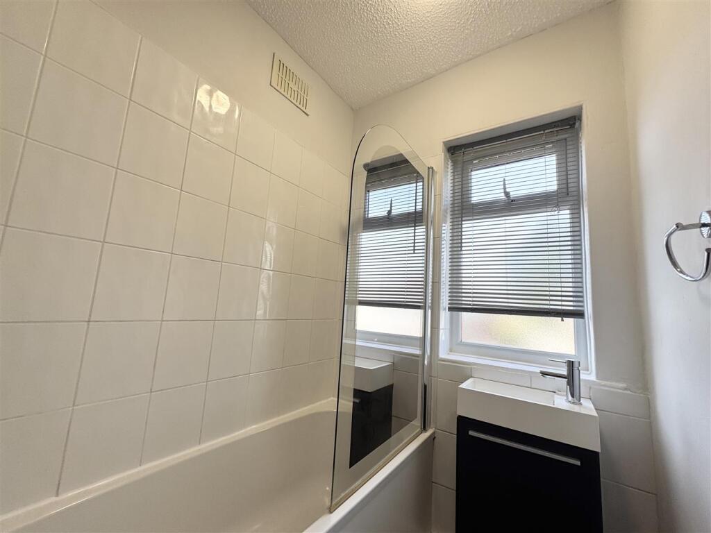 House in Darlington, Eastbourne - View 4