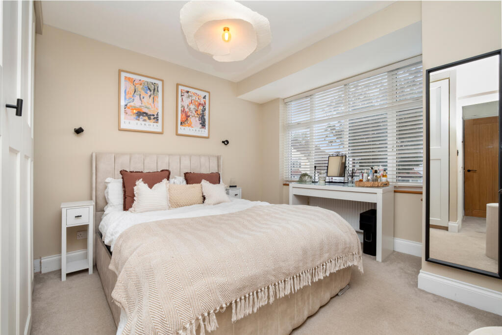 House in Sutton - More