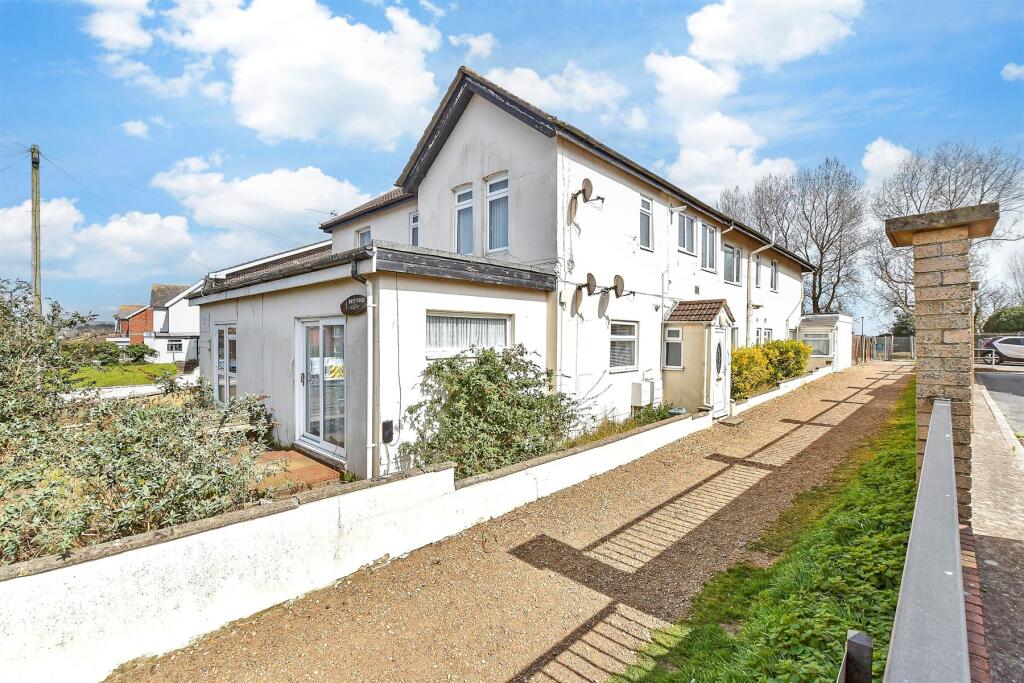 2-bed flat on Sandown Road, Sandown, Isle of Wight, £90,000