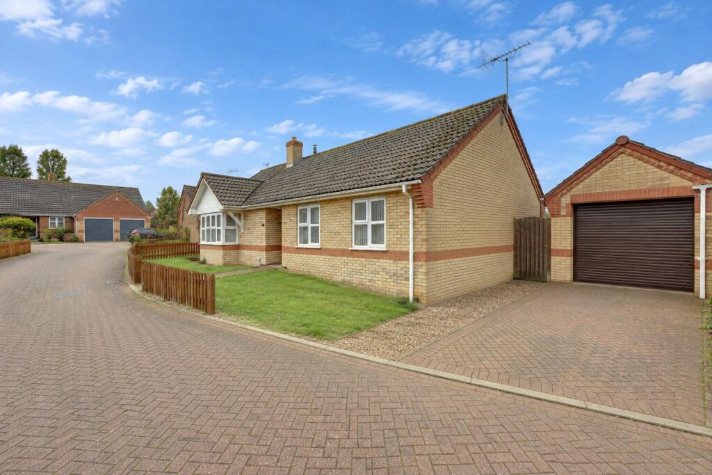 3-bed bungalow on Hallmark Close, Lakenheath, Brandon, Suffolk, IP27, £325,000
