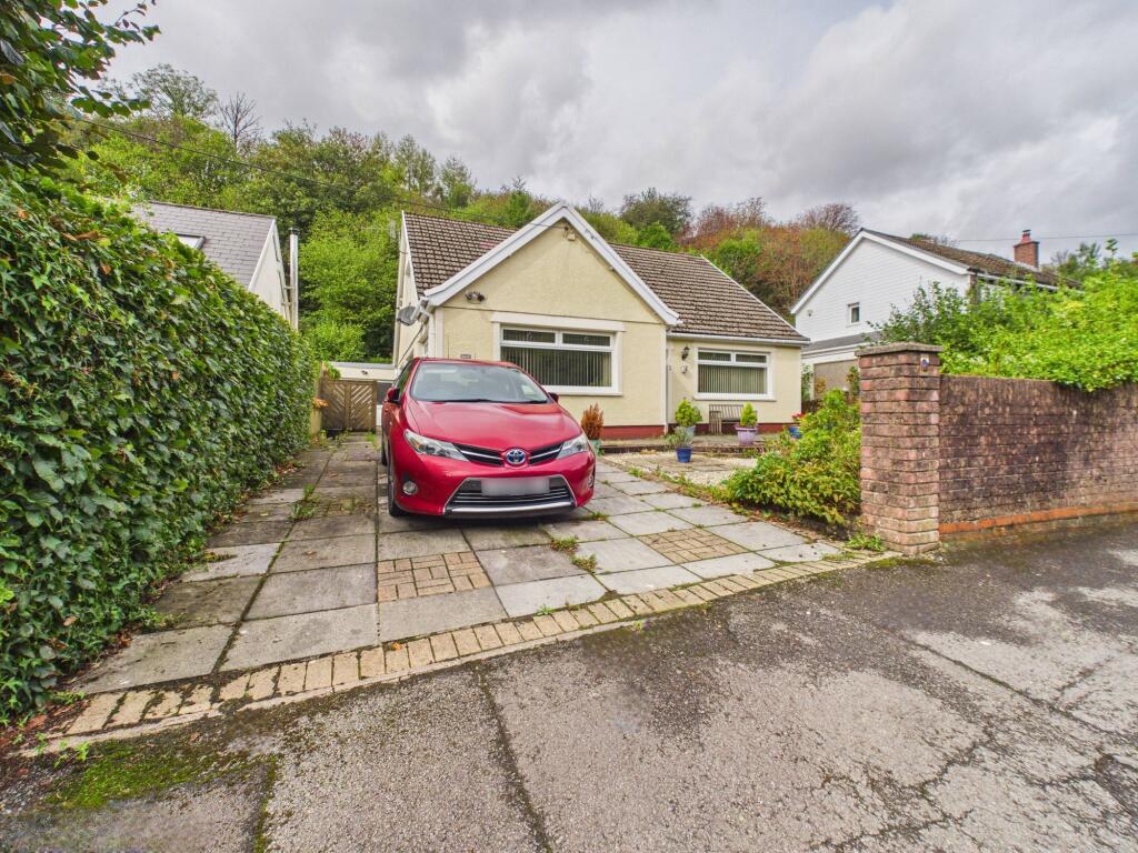 House in Newport, Rassau - More