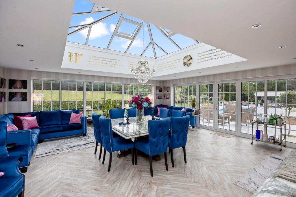 House in Haywards Heath, Wivelsfield - More